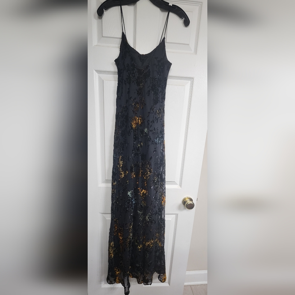 Chic Black and Yellow Dress with Vibrant Accents - Picture 4 of 5